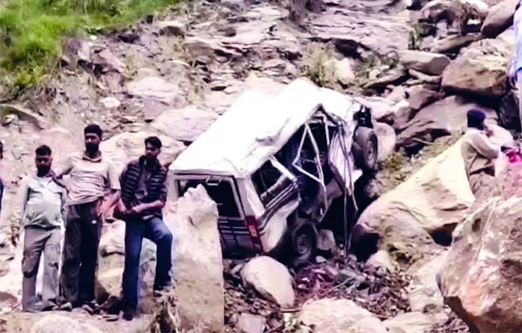 Kullu Sumo falls into gorge 3 women die 9 people injured in accident